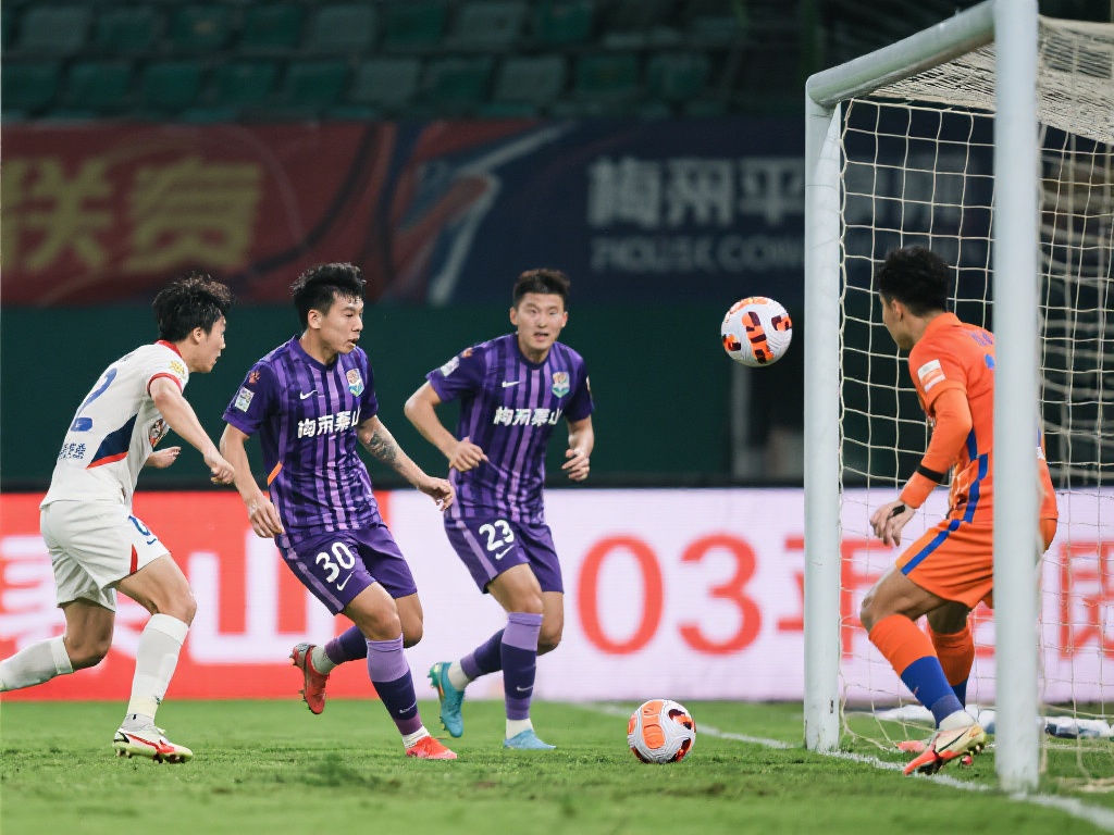 山东泰山大逆转:从0比3到4比3惊险战胜梅州客家 比赛首秀阶段,梅州客家凭借稳定的控球与默